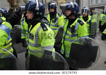 Casque CRS ? Stock-photo-london-march-police-in-riot-gear-on-standby-in-central-london-during-a-large-anti-cuts-rally-85174741