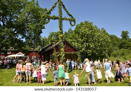 TORSTUNA,SWEDEN - JUNE 21: Unidentified people dancing around maypole ...